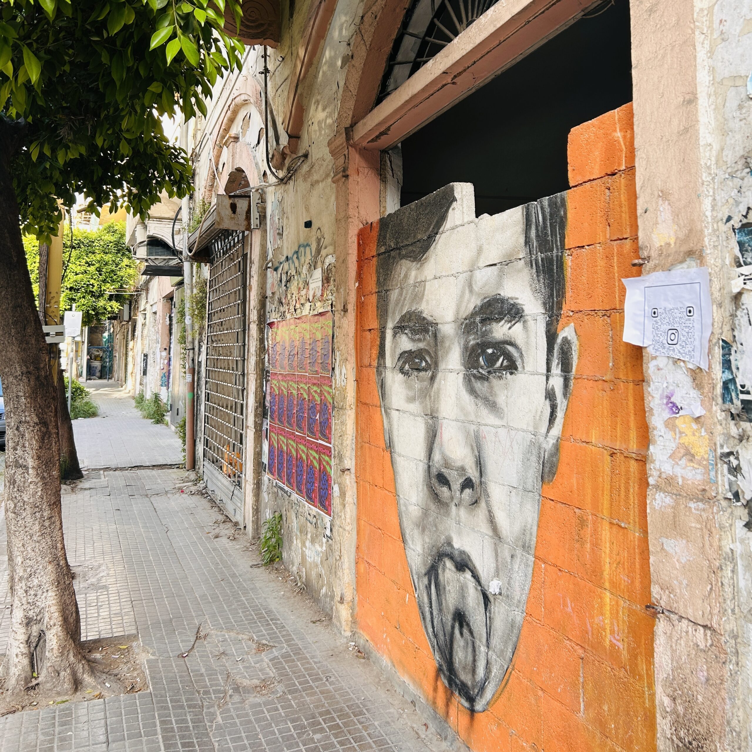 BEirut Straße mit Graffiti eines trauriges Kind