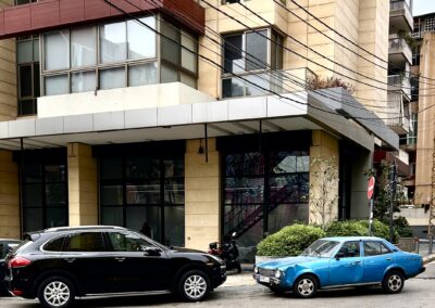 Ein altes Auto und ein Luxusauto nebeneinander geparkt